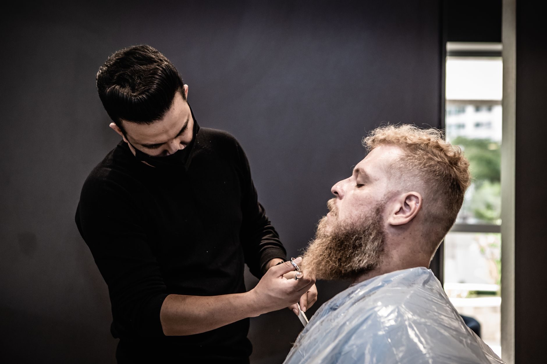 Trabajo avanzado de barba y perfilado