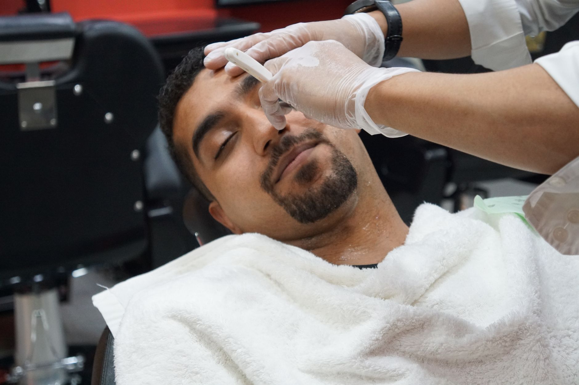 Barbero profesional trabajando con navaja